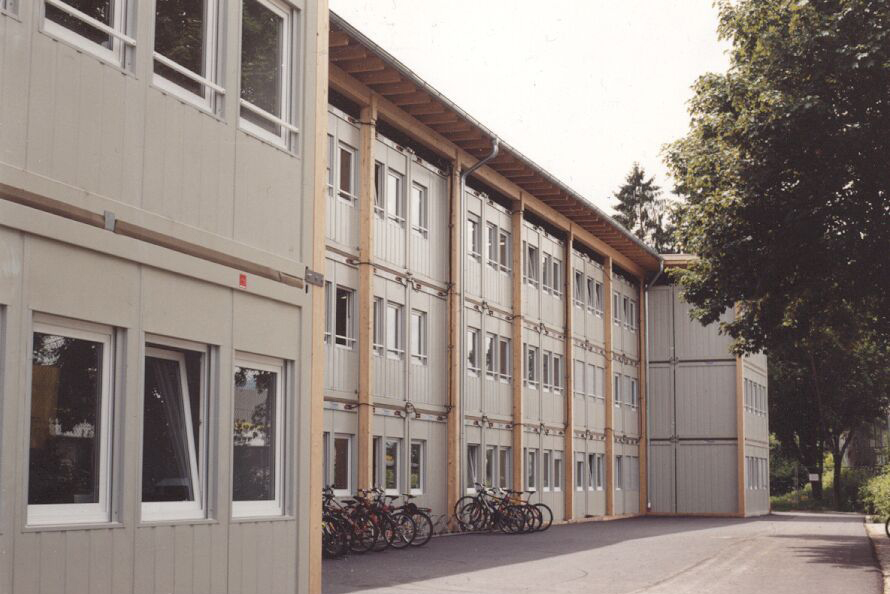 CONTAINEX-Schule-dreistoeckig-mit-Sekundaerdach Офисные блок-контейнеры